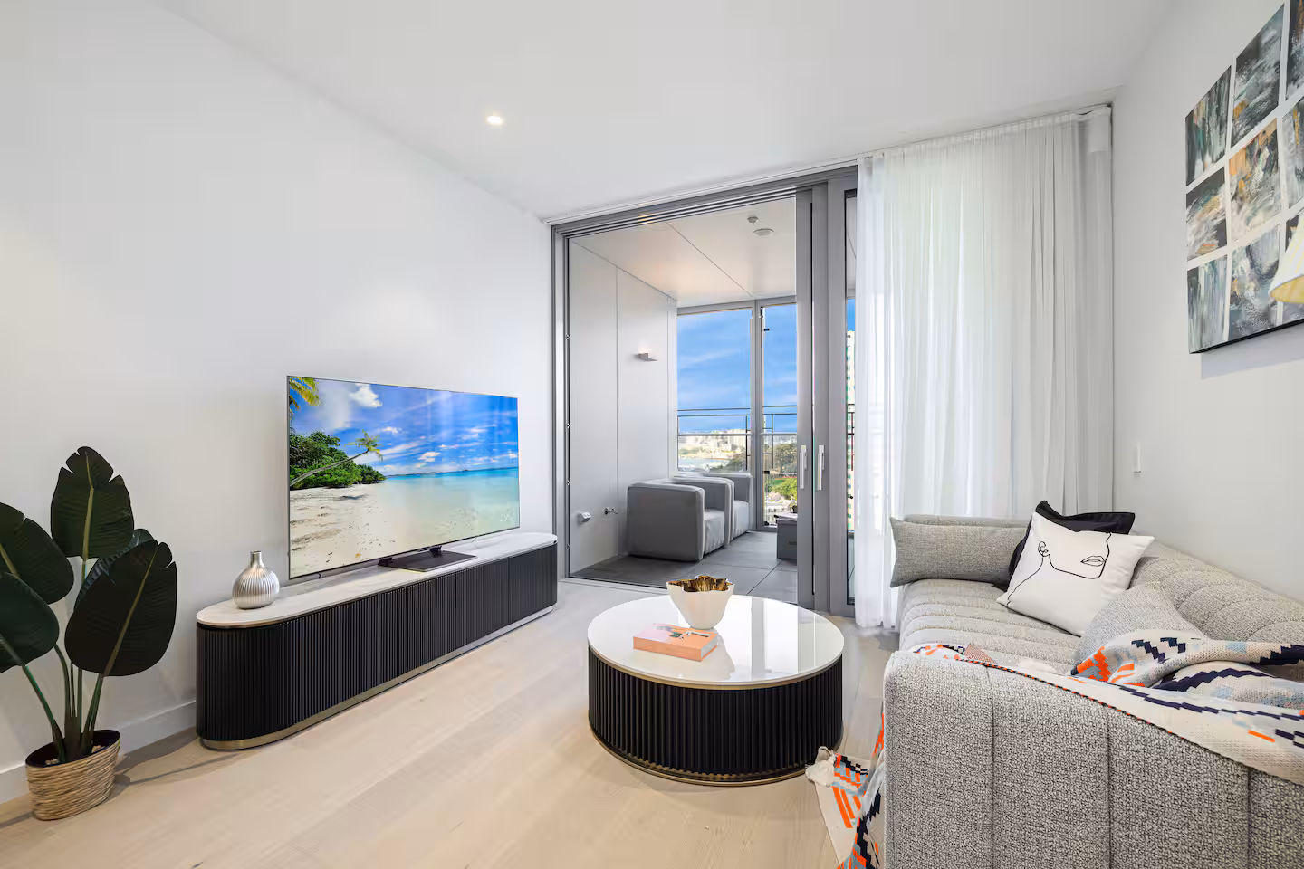 Modern Barangaroo Apt. w/ Harbour Bridge Views